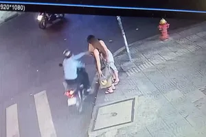 Cô gái Hàn Quốc bị giật iPhone ở trung tâm TP.HCM 