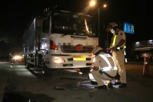 TP.HCM: Tổ chuyên biệt CSGT phát hiện nhiều trường hợp cơi nới thùng xe