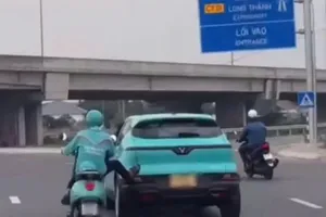 Lái xe ôm công nghệ bị phạt vì 'ra tay nghĩa hiệp'