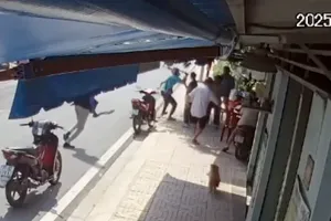 Mâu thuẫn địa bàn bán muối ở Thủ Đức, 1 người bị đánh trọng thương