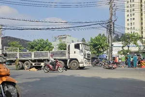 Hai mẹ con thương vong sau va chạm với xe tải ở TP Thủ Đức