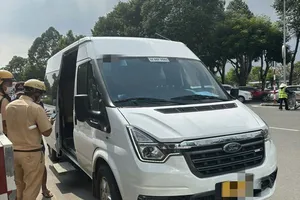 Khách không thắt dây an toàn, tài xế bị phạt 900 ngàn đồng