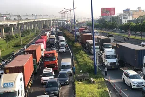 CSGT nói nguyên nhân ùn xe kéo dài tại phía Đông TP.HCM