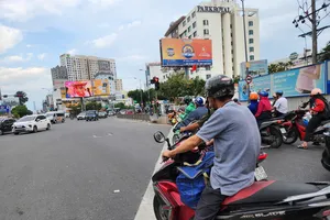 CSGT TP.HCM chỉ cách dừng đèn tín hiệu giao thông đúng cách