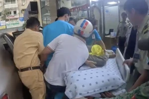 CSGT mở đường cho xe chở người bị điện giật đi cấp cứu