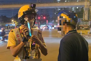 TP.HCM: Nghĩ CSGT không kiểm tra nồng độ cồn trong Tết nên nhậu xong vẫn lái xe