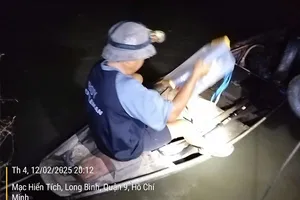 CSGT TP.HCM thả 5 kg cá chép, cá trê tang vật xuống sông Đồng Nai