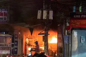 Cháy tiệm thuốc tây và quán lẩu bò ở quận 7