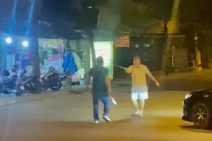 Khởi tố 2 tài xế dừng ô tô giữa đường, cầm hung khí rượt đuổi nhau 