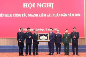 Chủ tịch Quốc hội Vương Đình Huệ tặng quà lưu niệm cho Lãnh đạo VKSND tối cao. Ảnh: VKSNDTC