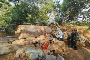 Cận cảnh công binh cưa quả bom hơn 1,3 tấn rơi gần cầu Long Biên