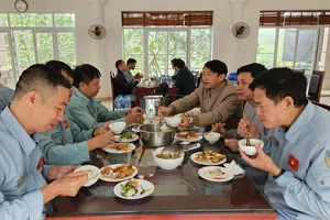 Bữa cơm trưa của Phi công lái máy bay trực thăng có gì?