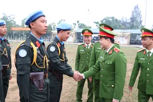 Tư Lệnh Cảnh sát cơ động kiểm tra công tác huấn luyện các khối diễu, binh diễu hành 