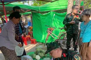 Video: Xúc động người phụ nữ Myanmar đòi trả tiền mua rau cho đội cứu nạn Việt Nam 