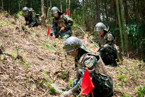 Rà phá bom mìn vật nổ sau chiến tranh: Cuộc chiến trong lòng đất