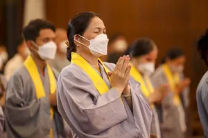 Video: Người thân của các nạn nhân mất vì COVID bật khóc trong đại lễ cầu siêu