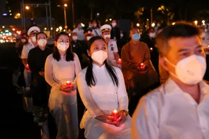 Video: Toàn cảnh lễ tưởng niệm hơn 23.000 người đã mất vì COVID-19