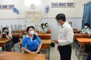 Video: Ngày đầu trở lại trường học trực tiếp của học sinh lớp 9, 12 ở TP.HCM