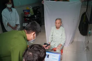 Video: Công an TP.HCM đến tận nhà làm CCCD gắn chip cho người lớn tuổi