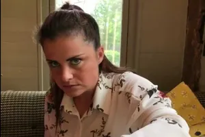 Vợ cáu gắt vì hành động trêu chọc của chồng