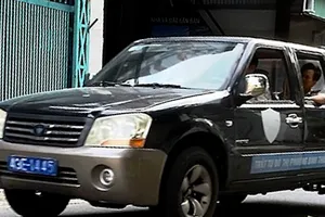 Video: Xe biển xanh hết hạn đăng kiểm vẫn đi tuần, xử lý người vi phạm