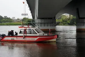 Video: Tìm kiếm người đàn ông để lại xe đạp rồi nhảy cầu Phú Long