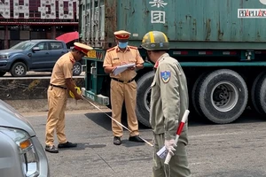 Video: Trên đường đi tảo mộ, người đàn ông bị xe container cán chết