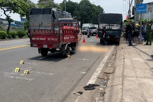 Video: Đang sửa xe bên đường, người đàn ông bị xe ba gác tông chết 