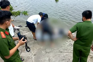 Video: Phát hiện thi thể nam giới nổi trên sông Sài Gòn
