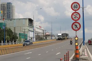 Video: Nhiều xe máy bất chấp nguy hiểm chạy lên cầu vượt cấm