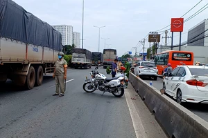 Video: Va chạm với xe tải trong làn ô tô, thanh niên bị cán chết tại chỗ