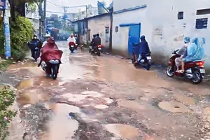 Video: Nguy cơ tai nạn từ con đường ổ gà trong mùa mưa ở TP.HCM