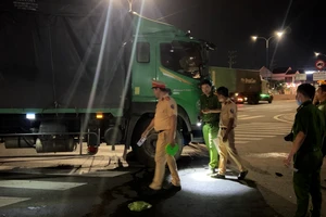 Video: Trên đường đi làm về, nam công nhân bị xe tải cuốn vào gầm tử vong