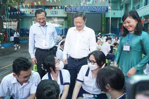 Video: Phó Chủ tịch UBND TP.HCM kiểm tra điểm thi, chúc các sĩ tử thi thật tốt