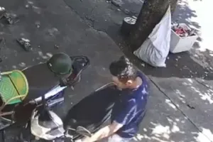 Video: Đi bộ đến tiệm chơi net, khi về bằng xe máy