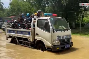Video: CSGT dùng xe chuyên dụng hỗ trợ người dân qua vùng ngập nước