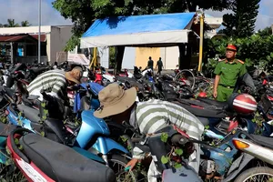 Video: Cán bộ nhà tạm giữ giáo dục can phạm ngay từ khi vừa bị bắt