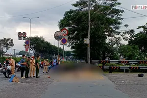 Video: Xe đầu kéo cuốn xe máy vào gầm, một người phụ nữ tử nạn