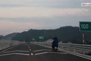 Video: Hãi hùng người dân đi bộ, chạy xe máy, xe đạp trên cao tốc qua Nghệ An