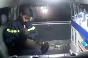 Clip gây xúc động về chiến sĩ Cảnh sát PCCC tìm mọi cách cứu bé trai