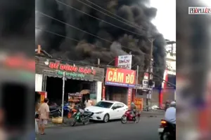 Video: Cháy cửa hàng xe máy, thiêu rụi hàng trăm chiếc xe