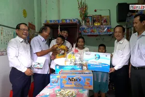 Nguyên Phó Thủ tướng Thường trực Trương Hoà Bình thăm ngư dân Bạc Liêu