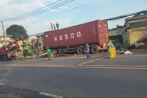 Video: Container tông hàng loạt ki ốt, nhiều người đang ngủ phải tháo chạy ra đường