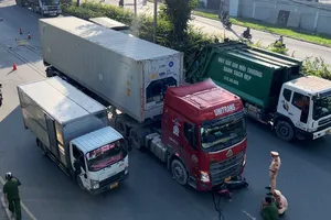 Video: Container chuyển làn, va chạm xe máy làm một người tử vong