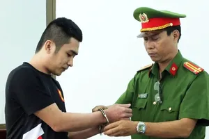 Video: Dùng dao đâm hàng xóm vì ‘gọi không trả lời’