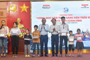 Toàn cảnh chương trình 'Cùng ngư dân thắp sáng đèn trên biển' tại Quảng Bình
