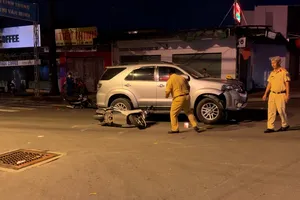 Video: Ô tô tông nhiều xe máy đang dừng đèn đỏ ở TP Thủ Đức