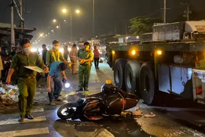 Video: Xe đầu kéo va chạm xe máy làm một phụ nữ tử vong