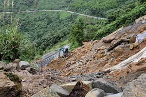 Video: Khẩn trương khắc phục các điểm sạt lở trên Đèo Hải Vân