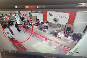 Video: Dùng súng cướp ngân hàng ở Quảng Nam